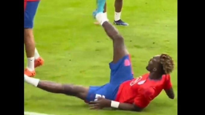 Έιμπραχαμ: Επική τούμπα του επιθετικού της Ρόμα στο ζέσταμα της Εθνικής Αγγλίας