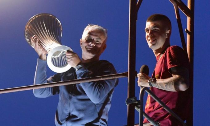 Φοβερή κίνηση από Ρόμα: Πήγε το τρόπαιο του Europa Conference League σε 96χρονο οπαδό της!