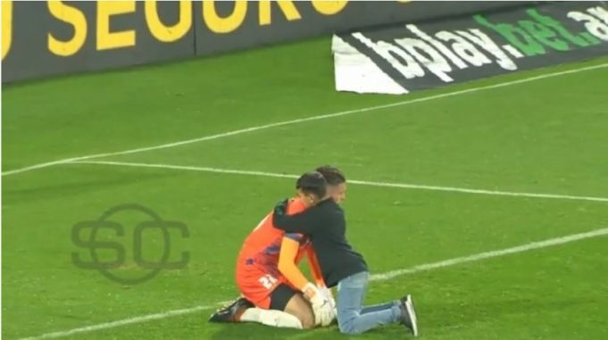 Πιτσιρικάς παρηγόρησε τον τερματοφύλακα της ομάδας του μετά την ήττα από την Μπόκα