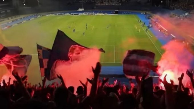 Οπαδός απ’ τη χαρά του για τη νίκη της Ντιναμό πέταξε το πρόσθετο μέλος του στο γήπεδο