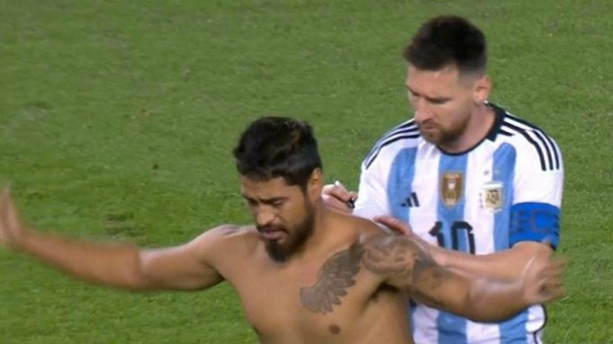 Ο Μέσι υπέγραψε στην πλάτη οπαδού που εισέβαλε στο γήπεδο!