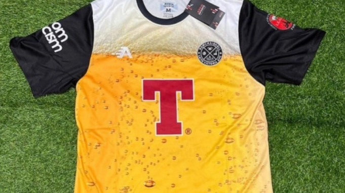 Η εμφάνιση της χρονιάς από σκωτσέζικοσύλλογο με φανέλα – μπύρα!