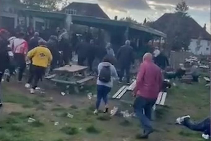 Αγγλία – Γερμανία: Επίθεση Γερμανών οπαδών με μαχαίρια και διάφορα αντικείμενα, τέσσερις συλλήψεις