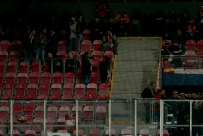 Διαμαρτυρία από οπαδούς για τα εισιτήρια: «70 ευρώ, άντε γ@@@ε»