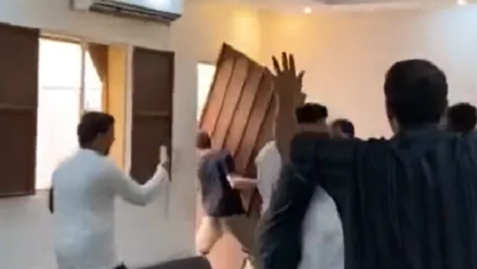 Ψύχραιμη αντίδραση οπαδού, ξεχαρβάλωσε πόρτα στο δέυτερο γκολ κόντρα στην Αργεντινή (vid)