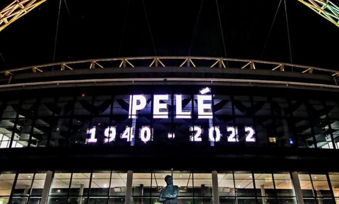 Το «Γουέμπλεϊ» φωταγωγήθηκε στα χρώματα της Βραζιλίας προς τιμήν του Πελέ