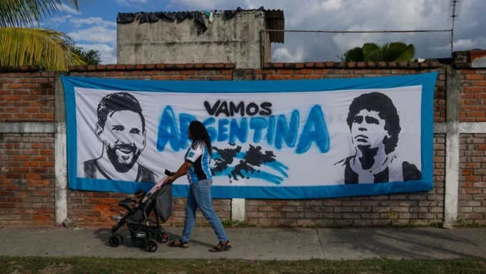 Διασταύρωση οδών… Μέσι και Μαραντόνα σε κωμόπολη