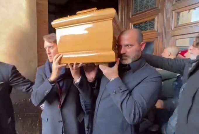 4 θρύλοι μετέφεραν το φέρετρο του Σίνισα Μιχαΐλοβιτς (ΒΙΝΤΕΟ)