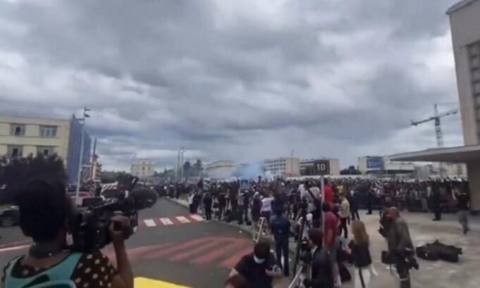 Χιλιάδες κόσμος υποδέχθηκε τον Μέσι στην επιστροφή του στο Παρίσι!