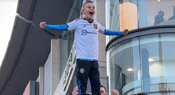 Μάντσεστερ Γιουνάιτεντ: Πιτσιρίκος οπαδός της «κόντραρε» εκατοντάδες φίλους της Μπαρτσελόνα