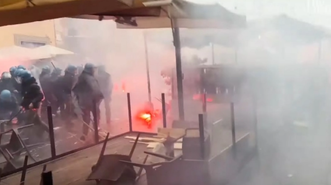 Το χρονικό των άγριων επεισοδίων στη Νάπολη που έκαναν «λαμπόγυαλο» το κέντρο της πόλης (vids)