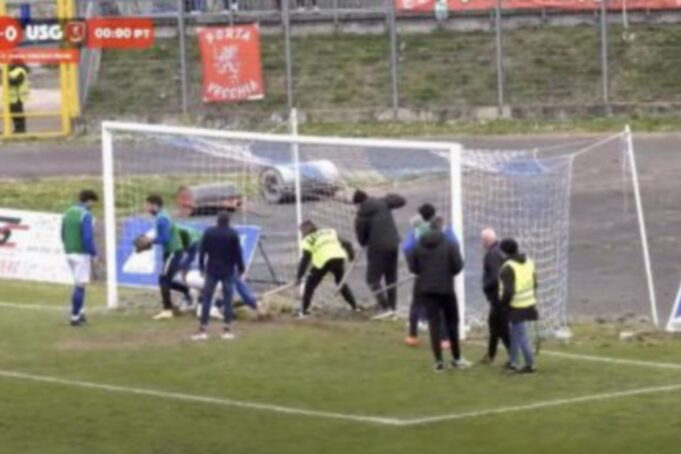 Αγώνας στην Ιταλία ξεκίνησε με καθυστέρηση γιατί τα δοκάρια ήταν χαμηλότερα, έσκαψαν τη γραμμή και ξεκίνησε κανονικά