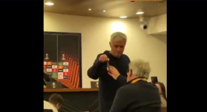 Ζοσέ Μουρίνιο: Ο Πορτογάλος τρόλαρε Ολλανδό δημοσιογράφο δίνοντάς του ένα μπρελόκ του Conference League