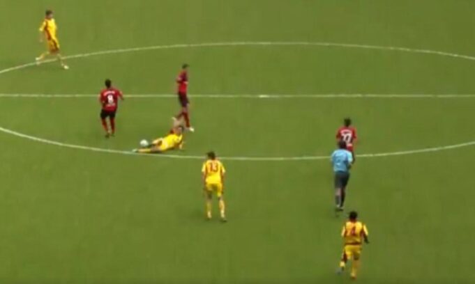 Γκολ με τάκλιν από το κέντρο; Κι όμως, έχει γίνει!