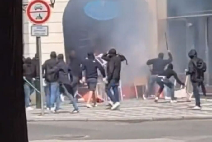 Φιορεντίνα – Γουέστ Χαμ: Επεισόδια μεταξύ των οπαδών των δύο ομάδων στους δρόμους της Πράγας (ΒΙΝΤΕΟ)