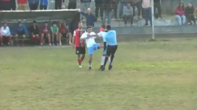 Του έδειξε κόκκινη και αυτός τον σώριασε στο έδαφος με μια κλωτσιά