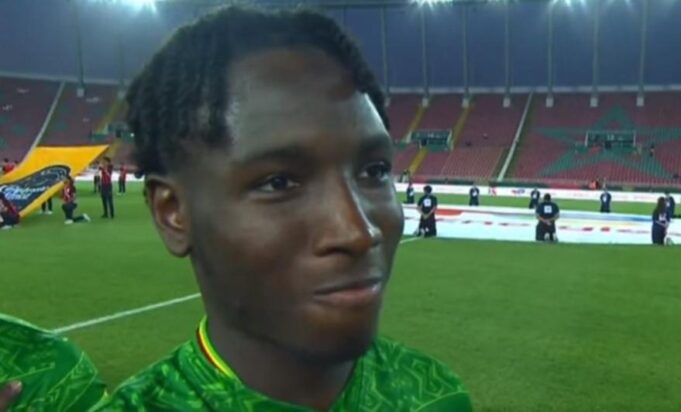 Κόλλησαν την κάμερα σε ποδοσφαιριστή την ώρα του εθνικού ύμνου και τον έπιασε νευρικό γέλιο!