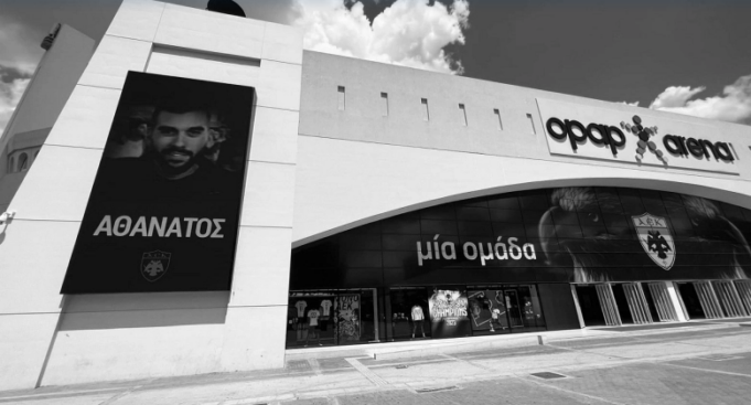 Το πρόσωπο του Μιχάλη στις οθόνες έξω από την OPAP Arena (vid)