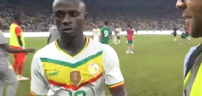 Εκνευρίστηκε μετά την ήττα ο Μανέ και έσπρωξε το μικρόφωνο δημοσιογράφου