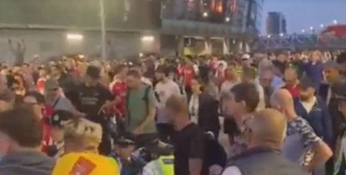 Μάντσεστερ Σίτι: Οπαδός επιτέθηκε σε φίλη της Άρσεναλ με κινητικά προβλήματα (vid)