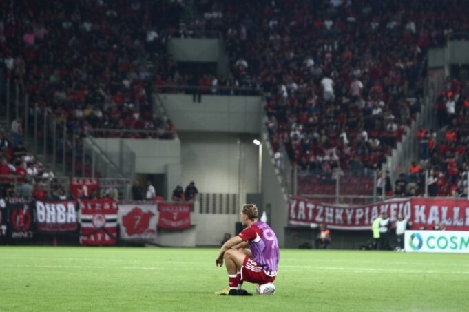 Διακοπή στο ντέρμπι «αιωνίων» λόγω ρίψης κροτίδας και τραυματισμού παίκτη