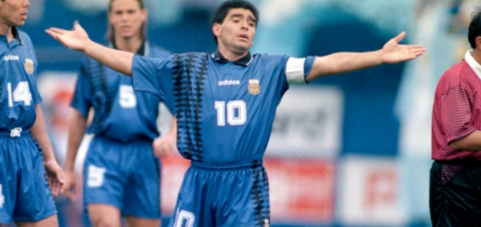 O Μέσι πόζαρε με τη φανέλα του Μαραντόνα από το Μουντιάλ του 1994