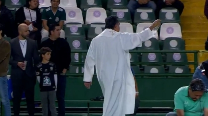 ΒΙΝΤΕΟ: Oμάδα έβαλε μέχρι και ιερέα να ραντίσει το χορτάρι με αγιασμό για να πάρει την πρόκριση