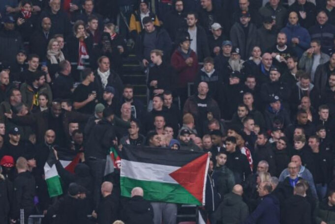 Οπαδοί έπαιξαν ξύλο στην κερκίδα της ομάδας τους για τις σημαίες της Παλαιστίνης!
