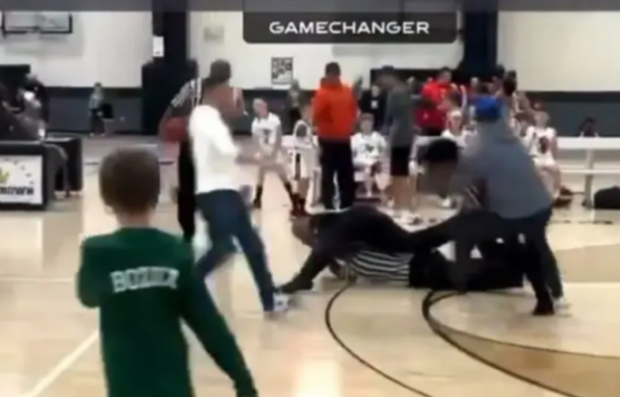 ΑΠΙΣΤΕΥΤΟ: Άγριο ξύλο ανάμεσα σε διαιτητές σε αγώνα μπάσκετ παιδιών δημοτικού