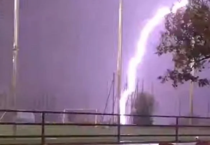 Σοκ στη Βραζιλία: Κεραυνός σκότωσε ποδοσφαιριστή εν ώρα αγώνα!