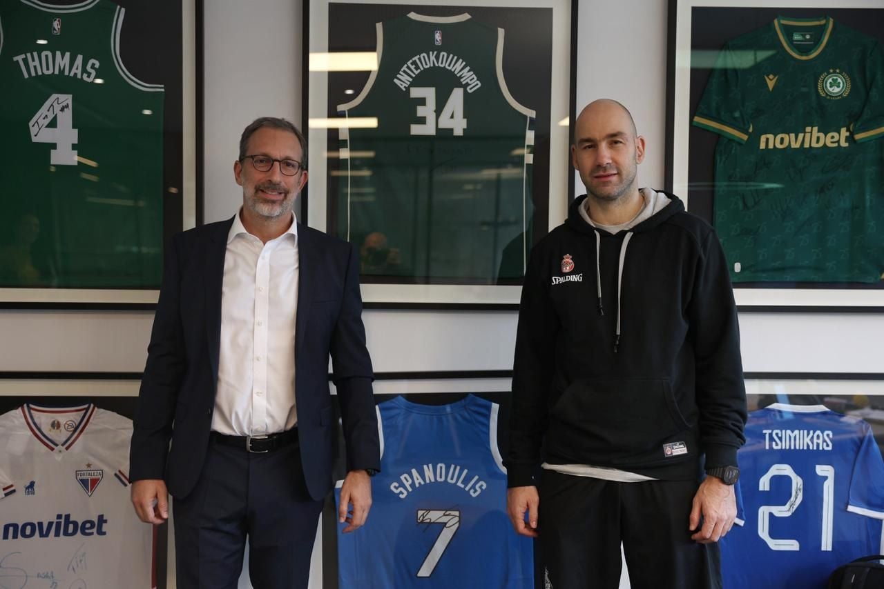 Ο Σπανούλης μπροστά από τις φανέλες της ΟΜΟΝΟΙΑΣ και του Αντετοκούνμπο Ο Σπανούλης μπροστά από τις φανέλες της ΟΜΟΝΟΙΑΣ και του Αντετοκούνμπο