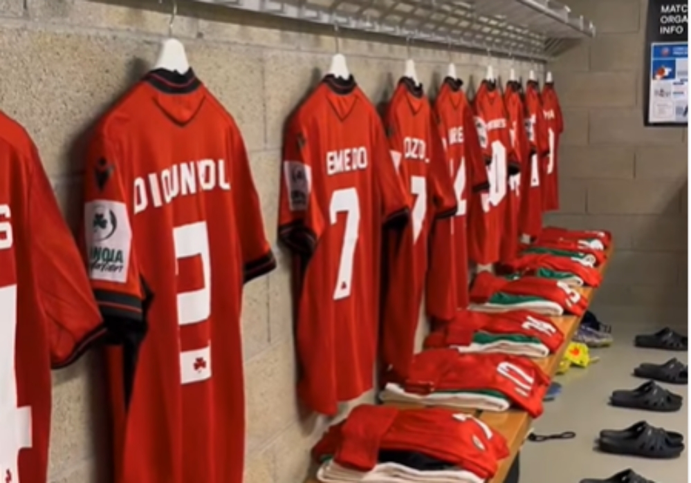 Ποστάρισμα από τα αποδυτήρια και το γήπεδο