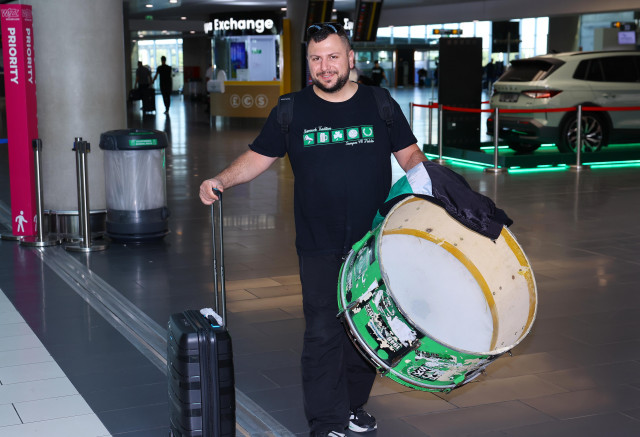 Με το… τύμπανο στο αεροδρόμιο!