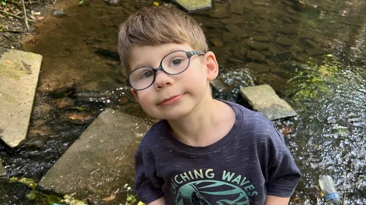 Ο μικρός Αβραάμ Σάββα μας θέλει δίπλα του – Πάσχει από μια εξαιρετικά σπάνια νευρολογική πάθηση