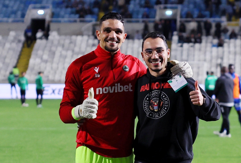 Ο τυχερός ΟΜΟΝΟΙΑΤΗΣ που σκόραρε μπροστά στη Βόρεια και κέρδισε! [Βίντεο]