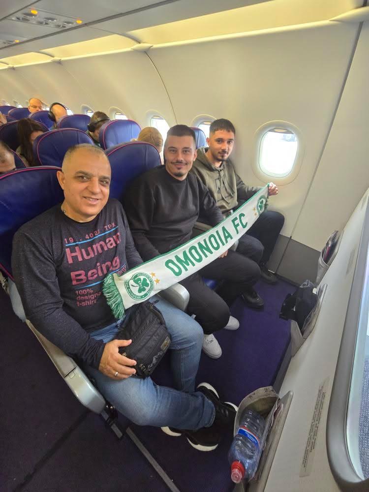 Με ένα ΠΡΑΣΙΝΟ κασκόλ με… προορισμό την Αυστρία!