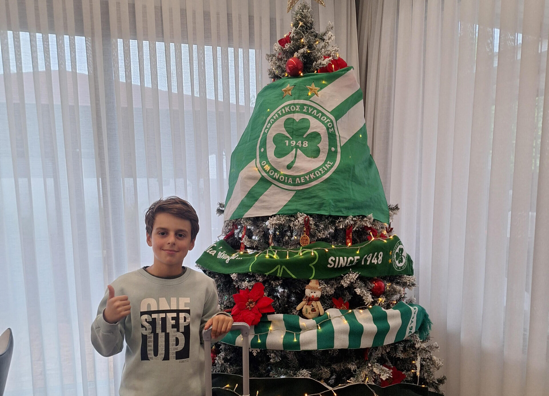 Ο μικρός Μάρκος έτοιμος για Βιέννη και στο ψυγείο κασκόλ και «Μες την Βιέννη διπλό»