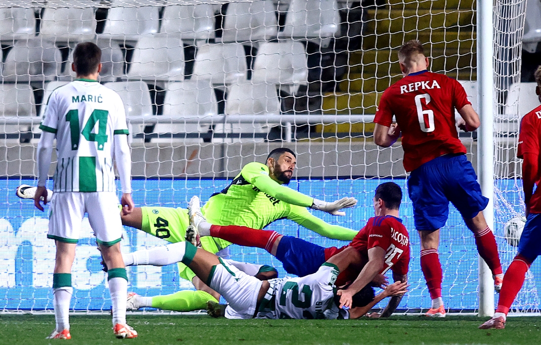 Ήττα αλλά πρόκριση στα νοκ-άουτ για την ΟΜΟΝΟΙΑ