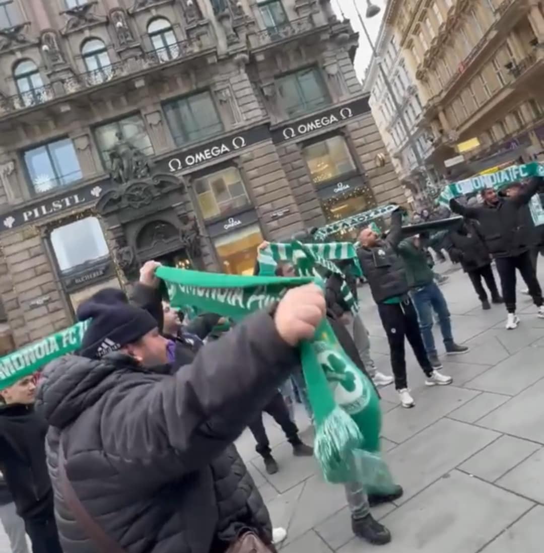 Χαμός από τους ΟΜΟΝΟΙΑΤΕΣ με συνθήματα και τραγούδια στο κέντρο της Βιέννης